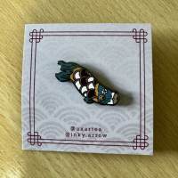 Fish Kite (black + white) (pin badge)